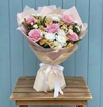 Букет цветов из:  Гвоздики, Орхидеи и Розы в Упорной