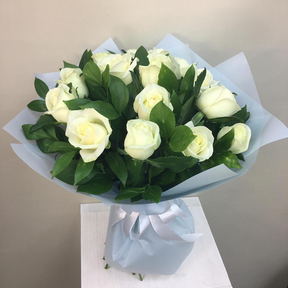 Букет 15 Белых роз Проуд в Упорной