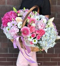 Цветочная композиция из Розы, Хризантемы, Пионы и Лизиантусы в корзине #REPLACE_PRED# Упорной