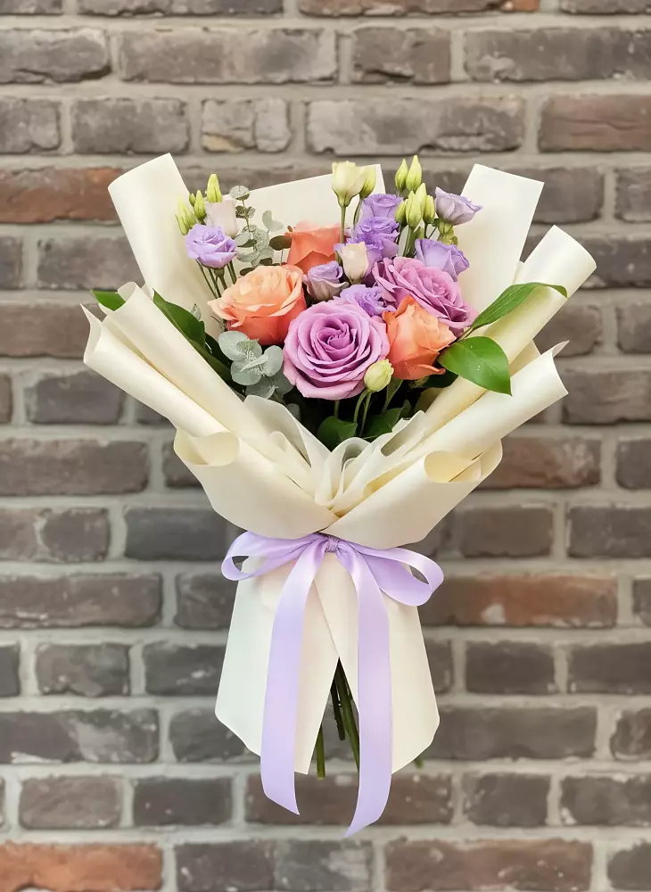 Букет цветов из: Лизиантусы и Розы в Упорной