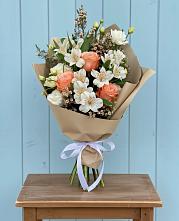 Букет цветов из:  Альстромерии, Лизиантусы, Розы и Хризантемы в Упорной