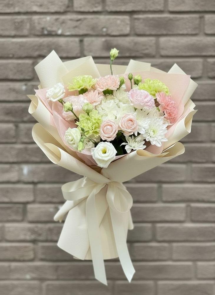 Букет цветов из: Гвоздики, Розы, Лизиантусы и Хризантемы в Упорной