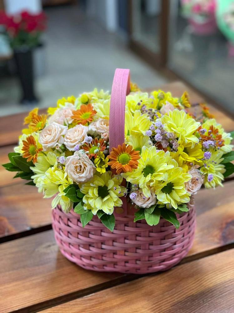 Цветочная композиция из Хризантемы и Розы в корзине в Упорной