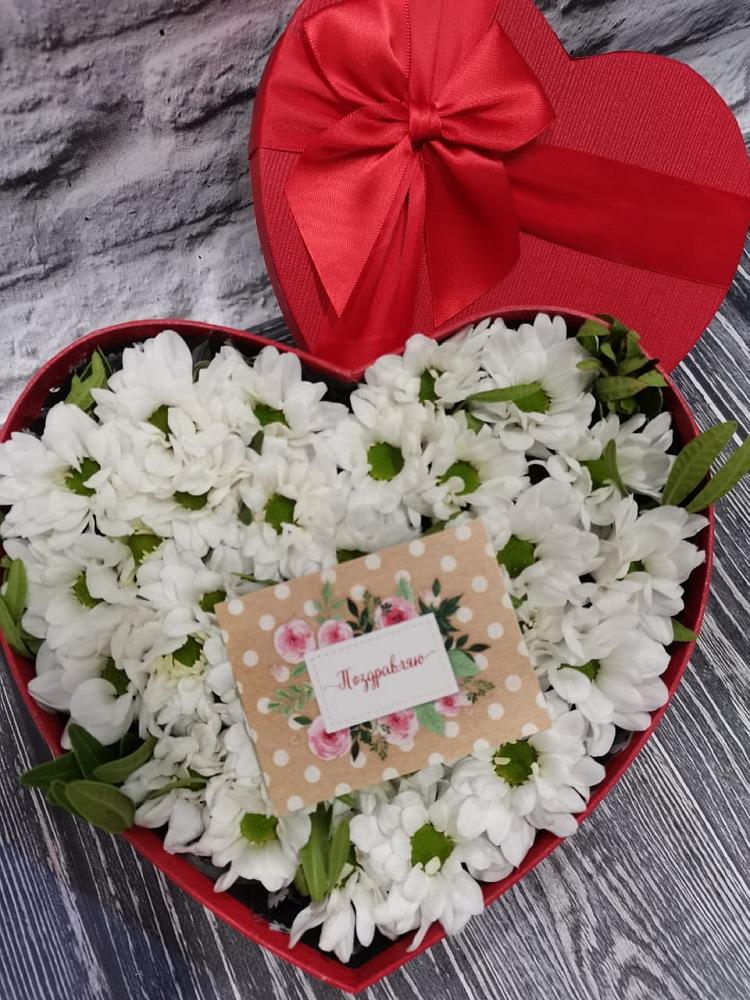 Цветочная композиция из Хризантемы в виде сердца в Упорной