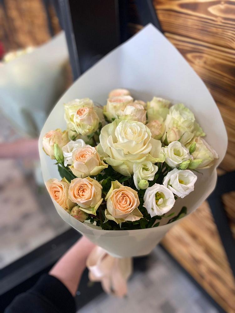 Букет цветов из: Розы и Лизиантусы в Упорной